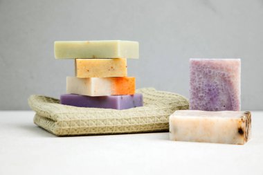 Doğal malzemelerden el yapımı sabun, çeşitli otlar. Sürdürülebilir kullanım kavramı, banyo ürünleri. Ön görünüm