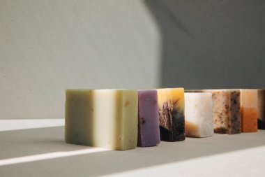 Doğal malzemelerden el yapımı sabun, çeşitli otlar. Sürdürülebilir kullanım kavramı, banyo ürünleri. Ön görünüm