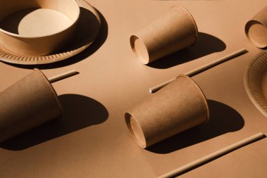 Kahverengi bir arka planda kağıt çatal bıçak seti. Çevre dostu, sıfır atık konsepti, web afişi. Üst görünüm