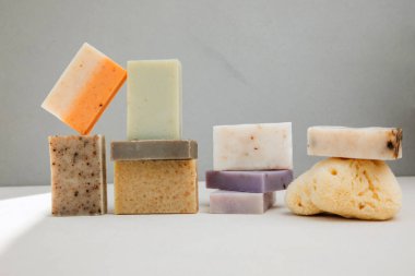 Doğal malzemelerden el yapımı sabun, çeşitli otlar. Sürdürülebilir kullanım kavramı, banyo ürünleri. Ön görünüm