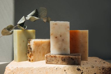 Doğal malzemelerden el yapımı sabun, çeşitli otlar. Sürdürülebilir kullanım kavramı, banyo ürünleri. Ön görünüm