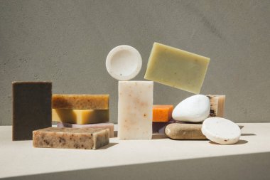 Doğal malzemelerden el yapımı sabun, çeşitli otlar. Sürdürülebilir kullanım kavramı, banyo ürünleri. Ön görünüm