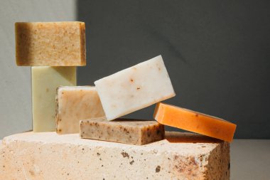 Doğal malzemelerden el yapımı sabun, çeşitli otlar. Sürdürülebilir kullanım kavramı, banyo ürünleri. Ön görünüm