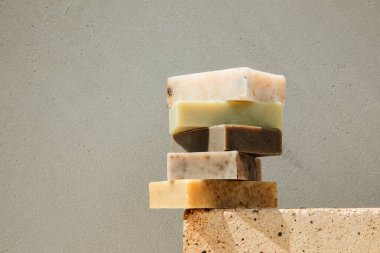 Doğal malzemelerden el yapımı sabun, çeşitli otlar. Sürdürülebilir kullanım kavramı, banyo ürünleri. Ön görünüm