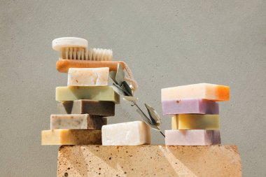 Doğal malzemelerden el yapımı sabun, çeşitli otlar. Sürdürülebilir kullanım kavramı, banyo ürünleri. Ön görünüm