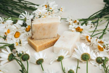 Doğal malzemelerden elde yapılan sabun, çeşitli otlar, papatya çayı. Sürdürülebilir kullanım kavramı, banyo ürünleri. Üst görünüm