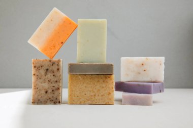 Doğal malzemelerden el yapımı sabun, çeşitli otlar. Sürdürülebilir kullanım kavramı, banyo ürünleri. Ön görünüm