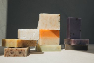 Doğal malzemelerden el yapımı sabun, çeşitli otlar. Sürdürülebilir kullanım kavramı, banyo ürünleri. Ön görünüm