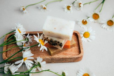 Doğal malzemelerden elde yapılan sabun, çeşitli otlar, papatya çayı. Sürdürülebilir kullanım kavramı, banyo ürünleri. Üst görünüm