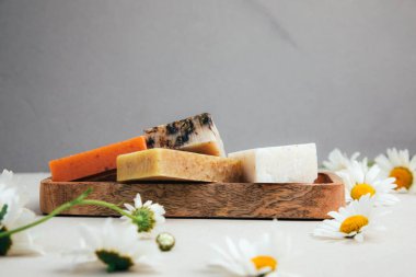 Doğal malzemelerden elde yapılan sabun, çeşitli otlar, papatya çayı. Sürdürülebilir kullanım kavramı, banyo ürünleri. Ön görünüm