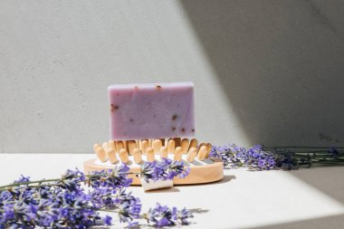 Doğal malzemelerden elde yapılan sabun, lavanta çiçekleri. Sürdürülebilir kullanım kavramı, banyo ürünleri. Ön görünüm