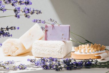 Doğal malzemelerden elde yapılan sabun, lavanta çiçekleri. Sürdürülebilir kullanım kavramı, banyo ürünleri. Ön görünüm