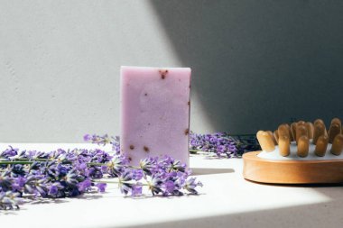 Doğal malzemelerden elde yapılan sabun, lavanta çiçekleri. Sürdürülebilir kullanım kavramı, banyo ürünleri. Ön görünüm