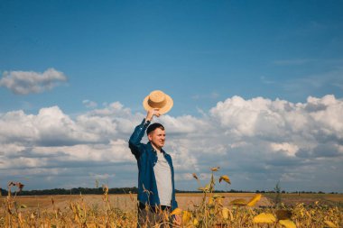 Soya tarlasında tarım yapan çiftçi. Tarım ürünlerinin büyümesini kontrol etmek. Fasulyeli yeşil soya. Ön görünüm