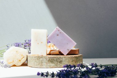 Doğal malzemelerden elde yapılan sabun, lavanta çiçekleri. Sürdürülebilir kullanım kavramı, banyo ürünleri. Ön görünüm