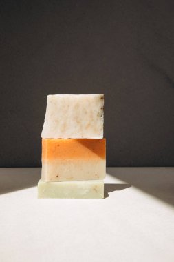 Doğal malzemelerden el yapımı sabun, çeşitli otlar. Sürdürülebilir kullanım kavramı, banyo ürünleri. Ön görünüm