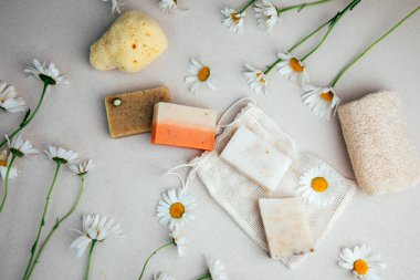 Doğal malzemelerden elde yapılan sabun, çeşitli otlar, papatya çayı. Sürdürülebilir kullanım kavramı, banyo ürünleri. Üst görünüm