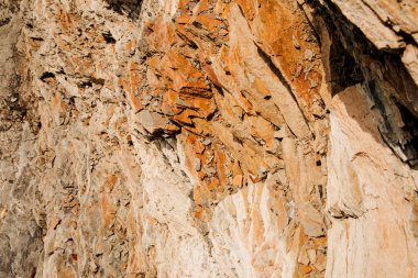 Olaysız, sert taş yapısı, geri çekilemez kaya görüntüsü. Tasarım için doğal arka plan. Ön görünüm