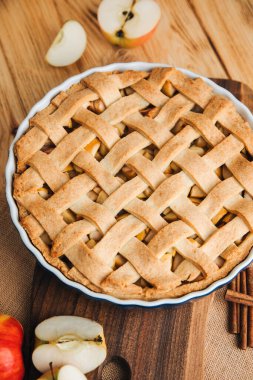 Elmalı turta, açık ahşap arka planda, ahşap tepsiyle mavi formda. Hazır turta. Üst görünüm