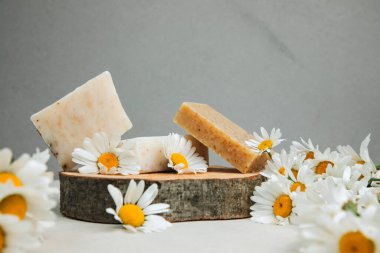 Doğal malzemelerden elde yapılan sabun, çeşitli otlar, papatya çayı. Sürdürülebilir kullanım kavramı, banyo ürünleri. Ön görünüm