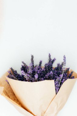 Gri beton arka planda bir buket taze lavanta. Çiçek açan arka plan. Tebrik kartı. Üst görünüm