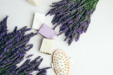 Doğal malzemelerden elde yapılan sabun, lavanta çiçekleri. Sürdürülebilir kullanım kavramı, banyo ürünleri. Üst görünüm