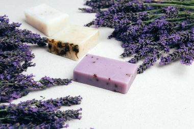 Doğal malzemelerden elde yapılan sabun, lavanta çiçekleri. Sürdürülebilir kullanım kavramı, banyo ürünleri. Üst görünüm