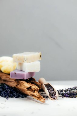Doğal malzemelerden elde yapılan sabun, lavanta çiçekleri. Sürdürülebilir kullanım kavramı, banyo ürünleri. Ön görünüm