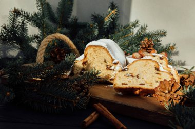 Noel ağacının yeşil dalları olan ahşap bir tahtanın üzerinde çalınmış bir Noel ağacı. Noel arkaplanı, Noel tatlısı