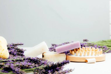Doğal malzemelerden elde yapılan sabun, lavanta çiçekleri. Sürdürülebilir kullanım kavramı, banyo ürünleri. Ön görünüm
