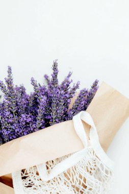 Gri beton arka planda bir buket taze lavanta. Çiçek açan arka plan. Tebrik kartı. Üst görünüm