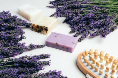 Doğal malzemelerden elde yapılan sabun, lavanta çiçekleri. Sürdürülebilir kullanım kavramı, banyo ürünleri. Üst görünüm