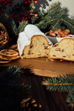 Noel ağacının yeşil dallarıyla ahşap bir tahtanın üzerinde çalınmış Noel ağacı. Noel arkaplanı, Noel tatlısı