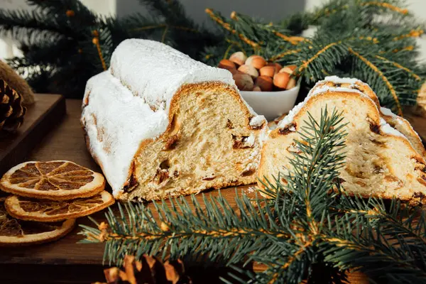 Noel ağacının yeşil dalları olan ahşap bir tahtada çalınmış bir Noel ağacı. Noel arkaplanı, Noel tatlısı