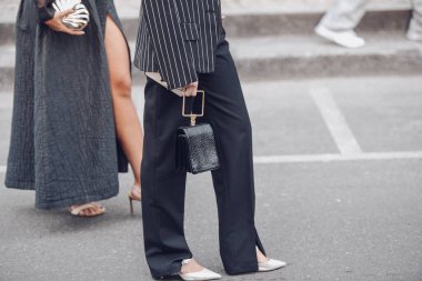 Milan, İtalya - 25 Şubat 2022: Sokak tarzı, şık giyinen kadın.