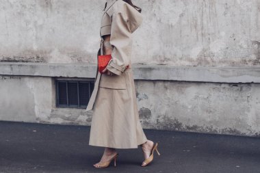 Milan, İtalya - 25 Şubat 2022: Sokak tarzı, şık giyinen kadın.