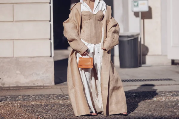 Milaan Italië Februari 2022 Straatstijl Vrouw Modieuze Outfit Stockafbeelding
