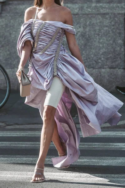 ミラノ イタリア 2022年2月25日 イタリアのミラノでハンドバッグと空想のドレスやサンダルで匿名の女性 ロイヤリティフリーのストック写真
