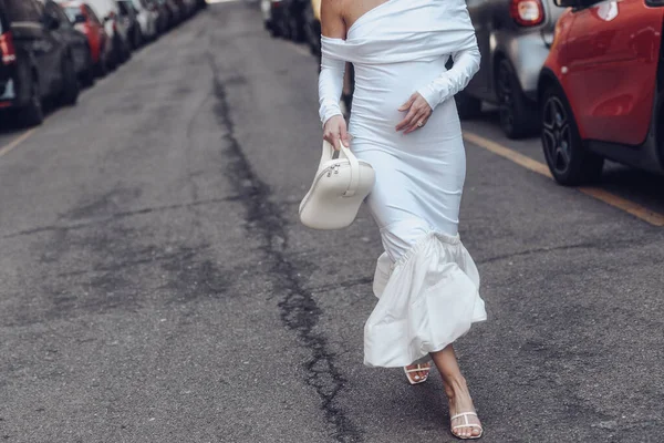 Милан Италия Февраля 2022 Года Неузнаваемая Женщина Модном Белом Платье Стоковое Фото