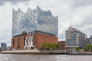 Editör: HAMBURG, GERMANY, 31 Mayıs 2022 - Elbphilharmony Manzarası, Hamburg 'un HafenCity mahallesindeki konser salonu