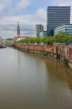 HAMBURG, ALMANY, 1 Haziran 2022 - St. Catherine 's Church with the Gümrük Kanalı. Geleneksel olarak denizcilerin kilisesi olarak hizmet veriyordu.