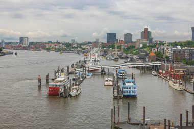 Editör: HAMBURG, GERMANY, 1 Haziran 2022 - Elbe 'de yoğun turistik aktivite, Elbphilharmonie terasından görüldü