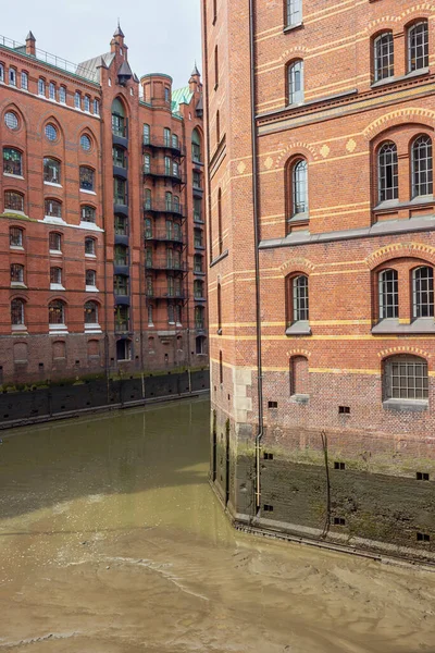 Hamburg 'un Hafencity bölgesindeki Wandrahmsfleet' deki eski depolar.