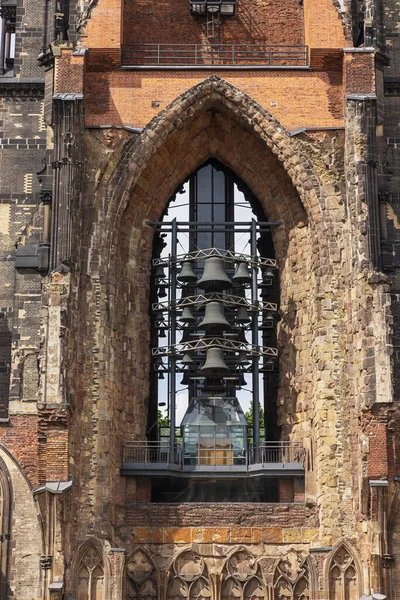 圣尼古拉斯纪念堂的钟声第二次世界大战期间对汉堡的轰炸摧毁了大部分教堂 — 图库照片