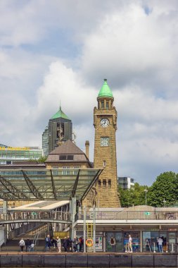 Yayın: HAMBURG, GERMANY, 1 Haziran 2022 - St. Pauli 'deki saat kulesi ve iskelesi, Elbe' deki bir tekneden görüldü.
