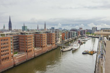 Editör: HAMBURG, GERMANY, 1 Haziran 2022 - Hamburg silueti ve Sandtorkai, Elbphilharmonie terasından görüldü