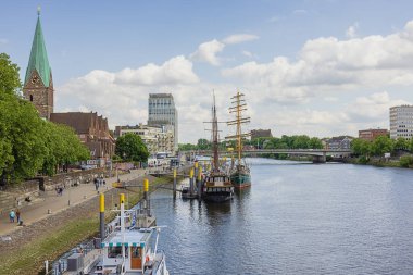 Yayın: BREMEN, ALMANY, 2 Haziran 2022 - Weserpromenade ve St. Martin Kilisesi Bremen şehir merkezinin hemen dışında