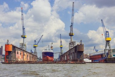 Hamburg limanında gemi tamiri için yüzen kuru havuz.