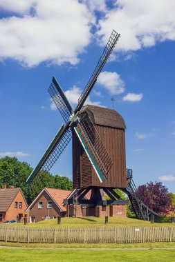 Papenburg 'un dışındaki Bock yel değirmeni. Bütün değirmen, geyik adı verilen temele çevrilebilir. Böylece pervaneler uygun bir şekilde rüzgara doğru yerleştirilir..