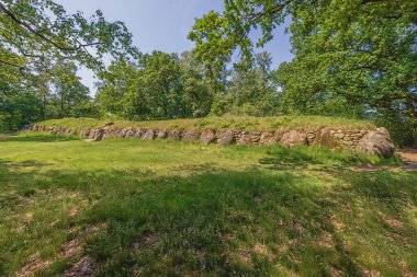 Dolmen sitesindeki en büyük mezar. 25a-c Wildeshausen 'deki Kleinenkneter Taşları olarak bilinir.